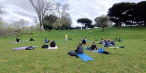 yoga all'aperto a villa pamphili